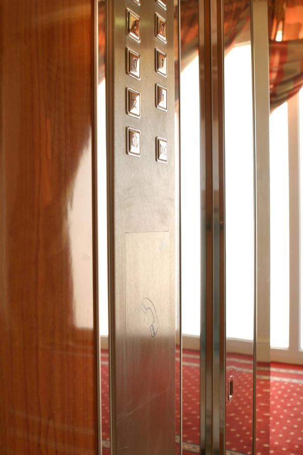 Dreibettzimmer mit Stadtblick